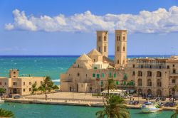 Il Duomo Vecchio di Molfetta, Puglia. E' stato costruito fra il 1150 e la fine del Duecento; fino al 1671 è stata l'unica parrocchia della città. Dal 1785 ha preso il nome ...