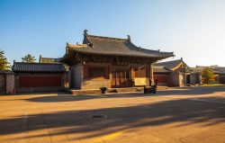 Il Fahua Temple in Heyang Street a Datong, Cina, al calar del sole.
