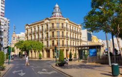 Il famoso edificio "Casa delle farfalle" a Almeria, Spagna. Questa antica città di origine araba, in passato porto del califfato di Cordoba, è situata ai piedi di una ...
