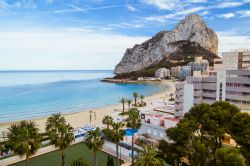 Il famoso Penon de Ifach nella città spagnola di Calpe, Costa Blanca. Supera i 330 metri di altezza e domina l'intera baia.

