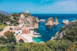 Il Faraglioni e la Tonnara di Scopello in Sicilia, a sud della Riserva dello Zingaro