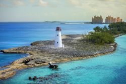 Il faro all'ingresso del porto di Nassau, Bahamas.

