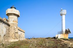 Il faro antico e quello moderno di Isola delle Correnti nel comune di Portopalo di Capo Passero, Sicilia. - © Roberto La Rosa / Shutterstock.com