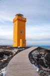 il faro arancione di Frindavik in Islanda