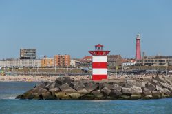 Il faro bianco e rosso di Den Haag (Olanda) visto dal mare.

