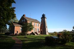 Il faro Charlotte Genesee a Rochester, New York (USA). In funzione dal 1822, questo faro si trova al 70 di Lighthouse Street ed è alto 12 metri.
