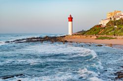 Il faro del promontorio di Umhlanga Rocks al tramonto - © Timothy Hodgkinson / Shutterstock.com