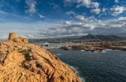 La torre genovese che dalla Ile de la Pietra guarda L'Ile-Rousse costa nord della Corsica (Francia)