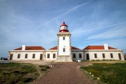 Il faro di Cabo Sardao nei pressi di Odemira, sud del Portogallo. Si tratta di una torre quadrata bianca fatta in mattoni e alta 17 metri. E' operativo dall'aprile 1915.


