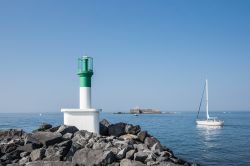 Il faro di Cap d'Agde (Francia) con l'isola adibita un tempo a prigione sullo sfondo.
