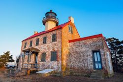 Il faro di East Point in New Jersey, USA. Si trova nella baia del Delaware alla foce del fiume Maurice: costruito nel 1849, è il secondo più antico faro dello stato.
