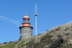 Il faro di Granville è consciuto anche con il nome di Phare du Cap Lihou fu inaugurato nel 1828 sulla Pointe du Roc, nel Canale della Manica - foto © Ralf Gosch / Shutterstock.com ...