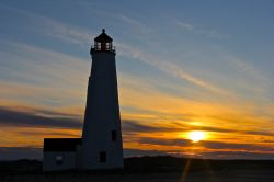 Il faro di Great Point al tramonto, isola di Nantucket, USA, fotografato a primavera.
