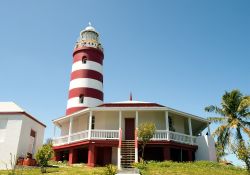 Il faro di Hopetown a Abaco, Bahamas. Questo grazioso villaggio sorge su Elbow Cay, una delle isolette dell'arcipelago.
