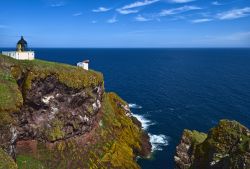 Il faro di Pettico Wick sul promontorio di St Abbs Head in Scozia