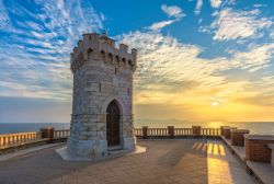 Il faro di Piombino a piazza bovio e sullo sfondo l'isola d'Elba in Toscana