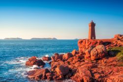 Il faro di Ploumanach nella luce del tramonto, Costa di Granito Rosa a Perros Guirec in Bretagna