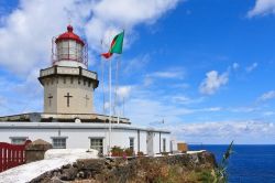 Il faro di Ponta do Arnel a Nordeste, isola di Sao Miguel, Azzorre (Portogallo) - © 92403340 / Shutterstock.com