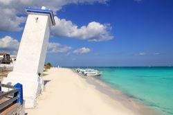 Il faro di Puerto Morelos inclinato a causa di un uragano, Yucatan, Messico.
