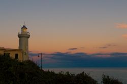 Il faro di San Felice Circeo, Lazio, visto al tramonto. Dal 1866 questo faro illumina la rotta dei naviganti. Lo si trova a circa 3 chilometri dal centro storico del borgo: a picco sulla scogliera, ...