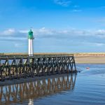 Il faro di Trouville-sur-Mer (Francia) presso la foce del fiume Touques.
