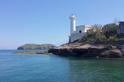 Il Faro di Ventotene, Isole Pontine, sullo sfondo Santo Stefano