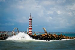 Il faro di Veracruz, Messico, in una giornata nuvolosa con il mare mosso.



