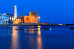 Il faro e il borgo marinaro di Punta Secca in Sicilia