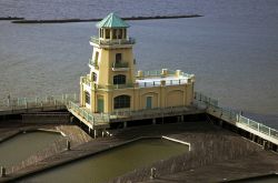 Il faro giallo a Biloxi, Mississipi, Stati Uniti. E' uno dei pochi ancora presenti sulla costa della città.



