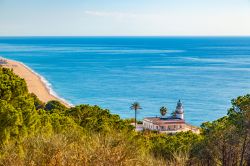 Il faro nei pressi della cittadina di Calella, Spagna, affacciato sul Mediterraneo. Iniziata il 9 ottobre 1856 la sua costruzione seguì il progetto dell'architetto Marià Parellada. ...