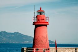 Il faro rosso del porto dell'isola del GIglio, ...