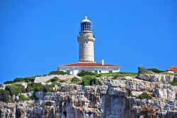 Il faro storico di Capo Struga sull'isola di Lagosta vicino alla baia di Skrivena luka in Dalmazia