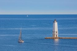 Il faro sul lago Michigan nei pressi di Frankfort, Stati Uniti d'America, con una barca a vela. Siamo su una scogliera a sud della città. 

