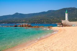 Il faro sulla spiaggia di Propriano, Corsica. Gli abitanti di questa cittadina costiera discendono da comunità greche, pisane e turche - © Eugene Sergeev / Shutterstock.com