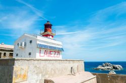 Il faro sull'isola di Lavezzi, Corsica. Questo faro marittimo venen inaugurato nel 1874 dalla Marina Nazionale Francese; un centinaio di anni più tardi è stato automatizzato ...