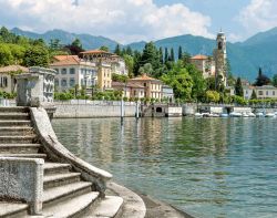 Il fascino di Tremezzo, con gli eleganti palazzi a specchio sul Lago di Como - © travelpeter / Shutterstock.com