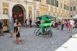 Il Festival della Lentezza alla Reggia di Colorno: artista alle prese con il suo "pedala piano"