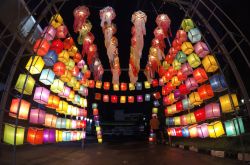 Il Festival delle Lanterne di Mae Hong Son, Thailandia. Si tratta di una delle cerimonie religiose più autentiche e suggestive che si svolge nel sud est asiatico.


