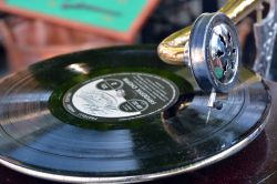 Il Festival Vintage a Castiglion Fiorentino offre, bancaralle con oggetti anni '50, enogastronomia e una serie di eventi musicali da non perdere - © Luigi Bertello / Shutterstock.com ...