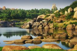 Il fiume Hampi e l'area archeologica omonima - © Jool-yan / shutterstock.com