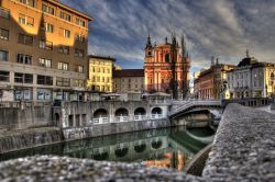 Il fiume Ljubljanica attraversa la città di Lubiana,  la sorica capitale della Slovenia (Ljubljana) - © Ziga Cetrtic / Shutterstock.com