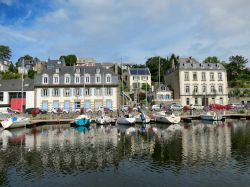 Il fiume a Morlaix in Bretagna, pittoresco villaggio della Francia.
