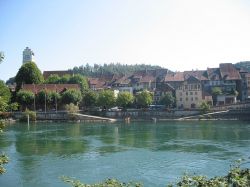 Il fiume Aare e il borgo di Buren nel bernese in Svizzera - © Rudolphous, CC BY-SA 4.0, Wikipedia