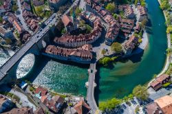 Il fiume Aare e il centro storico di Berna, la capitale della Svizzera. Grazie al suo aspetto medievale perlopiù immutato, nel 1983 Berna è stata iscritta nel registro dei patrimoni ...