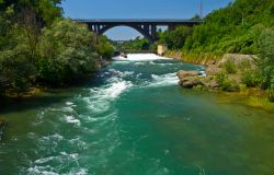 Il ponte sull'Autostrada A4 che attraversa l'Adda, presso Trezzo sull'Adda - Il borgo di Trezzo sull'Adda, al confine tra la provincia di Milano e quella di Bergamo, è ...