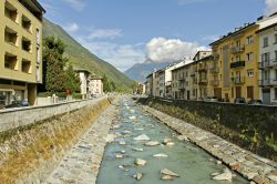 Il fiume Adda nel centro di Tirano in Valtellina