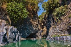 Il fiume Alcantara all'uscita delle Grotte scavate nella lava del vulcano Etna