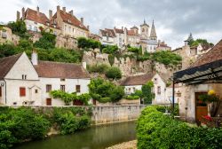 Il fiume Armancon e le case del borgo di Semur-en-Auxois in Francia, siamo nella Borgogna - © Nigel Jarvis / Shutterstock.com