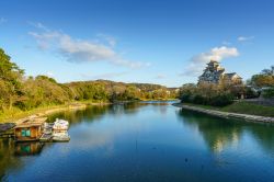 Il fiume Asahi a Okayama, Giappone. Sullo sfondo, il castello costruito per volere di Ukita Naoie e completato dal figlio Hidei nel 1597.

