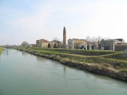 Il fiume Bacchiglione e la cittadina di Pontelongo in Veneto - © Threecharlie, CC BY-SA 4.0, Wikipedia